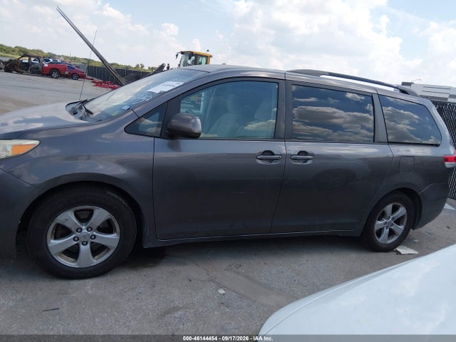 2013 Toyota Sienna Le V6 8 Passenger მანქანა იყიდება აუქციონზე, vin: 5TDKK3DC8DS310490, აუქციონის ნომერი: 46144454