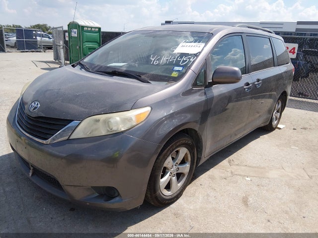 2013 Toyota Sienna Le V6 8 Passenger მანქანა იყიდება აუქციონზე, vin: 5TDKK3DC8DS310490, აუქციონის ნომერი: 46144454