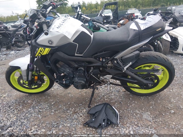Yamaha FZ09 2017 JYARN53E8HA000584 Image 13