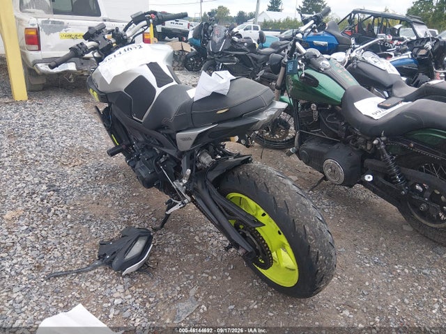 Yamaha FZ09 2017 JYARN53E8HA000584 Image 3
