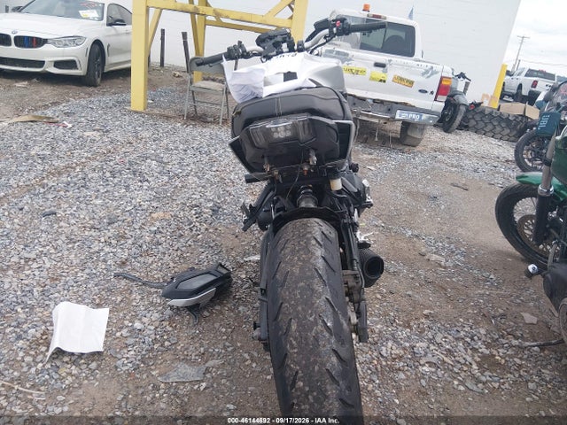 Yamaha FZ09 2017 JYARN53E8HA000584 Image 6