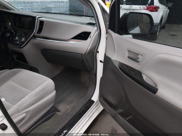 Продаж на аукціоні авто 2017 Toyota Sienna Le 8 Passenger, vin: 5TDKZ3DC4HS855460, номер лоту: 46145223