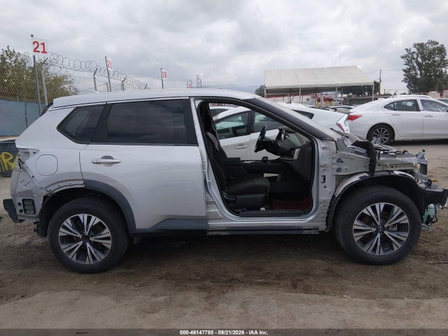 46147780 :رقم المزاد ، 5N1BT3BA1PC692653 vin ، 2023 Nissan Rogue Sv Fwd مزاد بيع