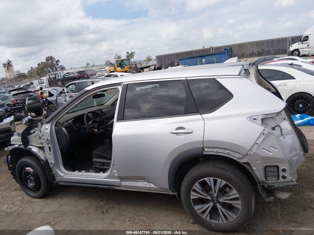 46147780 :رقم المزاد ، 5N1BT3BA1PC692653 vin ، 2023 Nissan Rogue Sv Fwd مزاد بيع