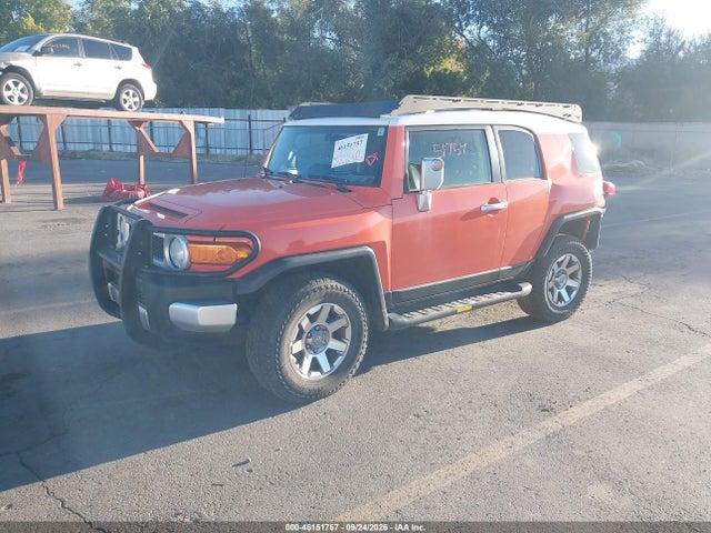 Toyota FJ Cruiser 2014 JTEBU4BF0EK198009 Image 2