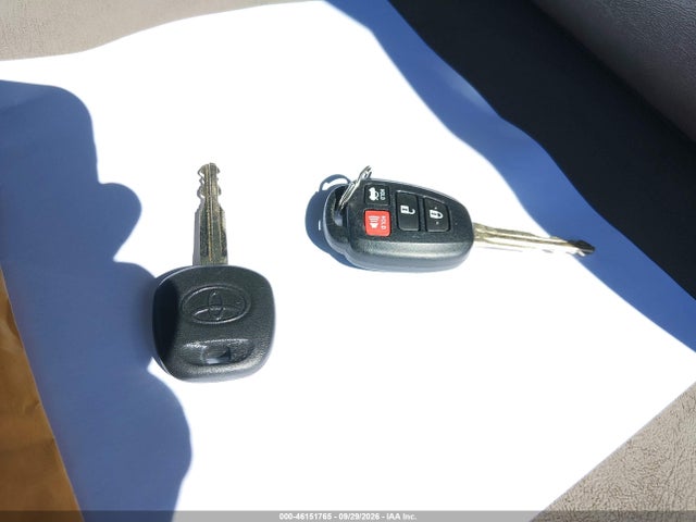 46151765 :رقم المزاد ، 5YFBURHE1HP697908 vin ، 2017 Toyota Corolla Le مزاد بيع