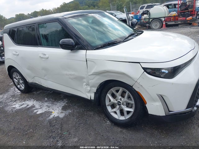 2023 Kia Soul S მანქანა იყიდება აუქციონზე, vin: KNDJ23AUXP7215596, აუქციონის ნომერი: 46151809