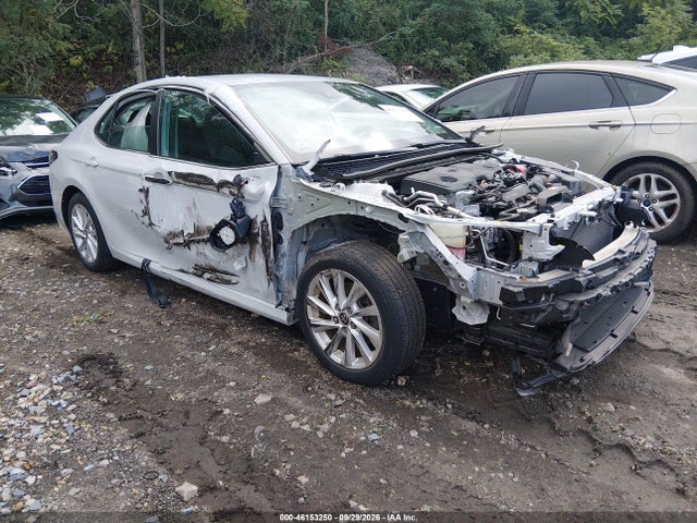 46153250 :رقم المزاد ، 4T1R11AKXNU057585 vin ، 2022 Toyota Camry Le مزاد بيع