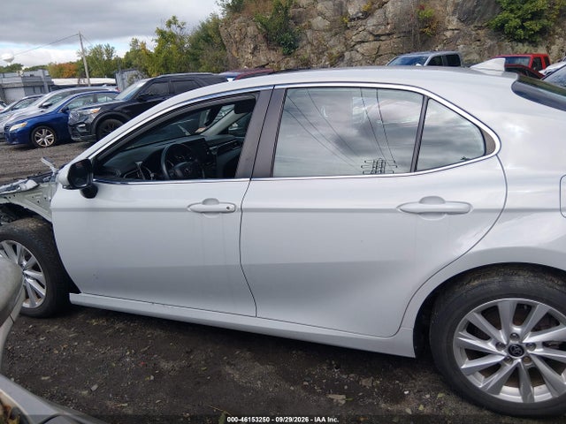 2022 Toyota Camry Le მანქანა იყიდება აუქციონზე, vin: 4T1R11AKXNU057585, აუქციონის ნომერი: 46153250