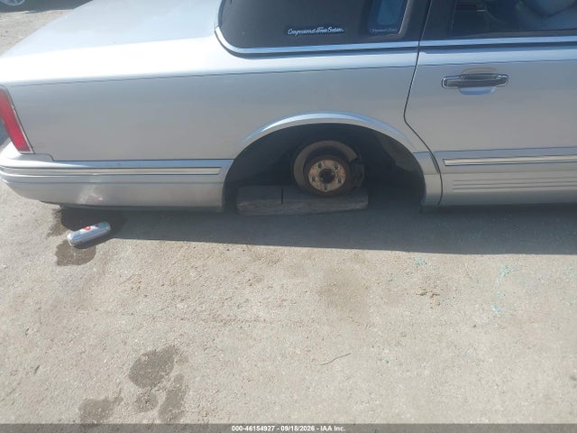 46154927 :رقم المزاد ، 1LNLM82W1TY721480 vin ، 1996 Lincoln Town Car Sgn/dmnd Anv/cypress/jn مزاد بيع