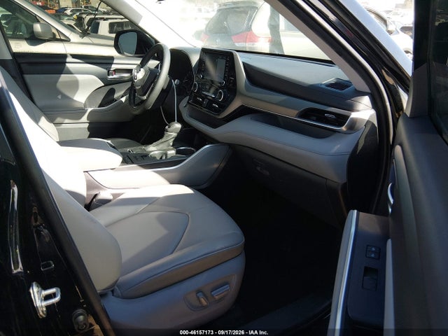 5TDHZRAHXMS047878 Toyota Highlander Xle