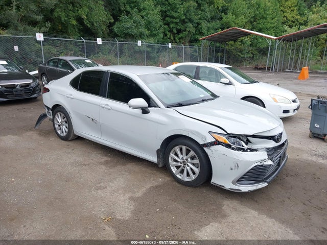 46158073 :رقم المزاد ، 4T1C11AK6NU002668 vin ، 2022 Toyota Camry Le مزاد بيع