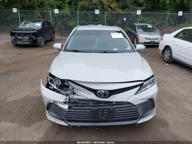 2022 Toyota Camry Le მანქანა იყიდება აუქციონზე, vin: 4T1C11AK6NU002668, აუქციონის ნომერი: 46158073
