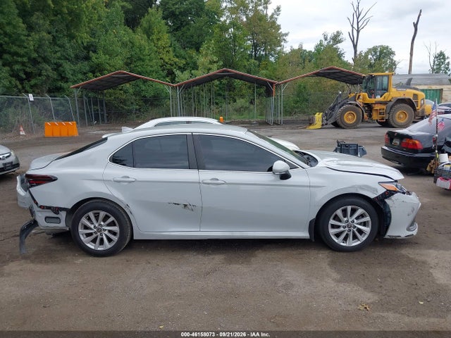 2022 Toyota Camry Le მანქანა იყიდება აუქციონზე, vin: 4T1C11AK6NU002668, აუქციონის ნომერი: 46158073