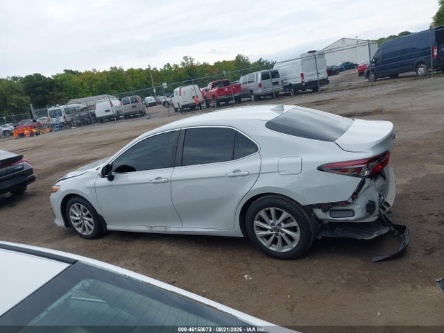 2022 Toyota Camry Le მანქანა იყიდება აუქციონზე, vin: 4T1C11AK6NU002668, აუქციონის ნომერი: 46158073