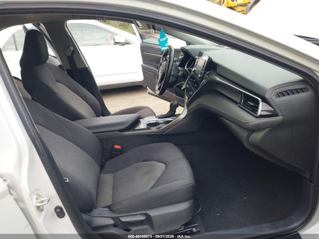 2022 Toyota Camry Le მანქანა იყიდება აუქციონზე, vin: 4T1C11AK6NU002668, აუქციონის ნომერი: 46158073