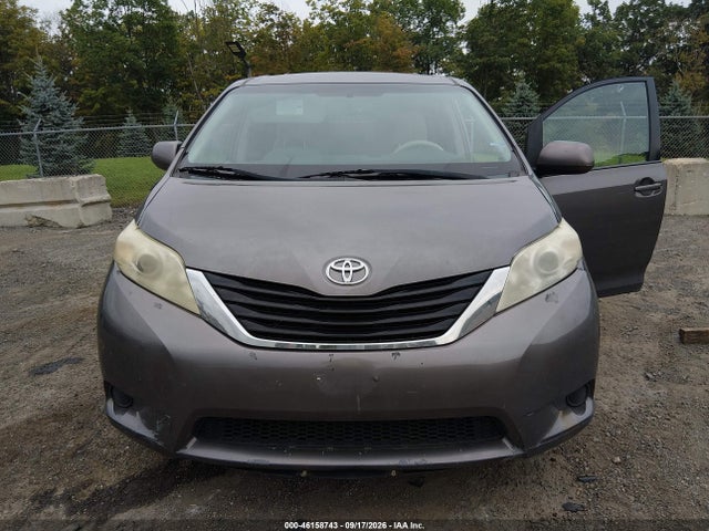 2013 Toyota Sienna Le 7 Passenger მანქანა იყიდება აუქციონზე, vin: 5TDJK3DC3DS051662, აუქციონის ნომერი: 46158743
