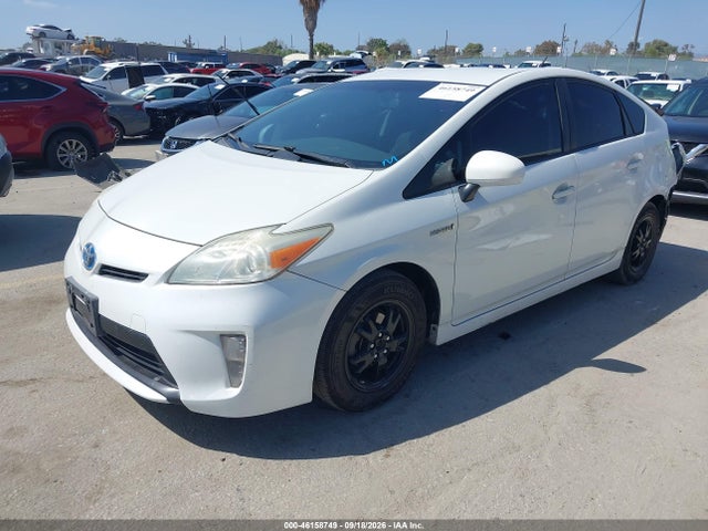Toyota Prius Two 2014 JTDKN3DU3E1743293 Image 2