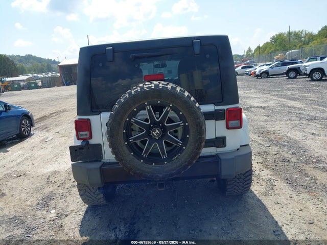 1C4BJWEG9EL200475 Jeep Wrangler Unlimited Polar Edition