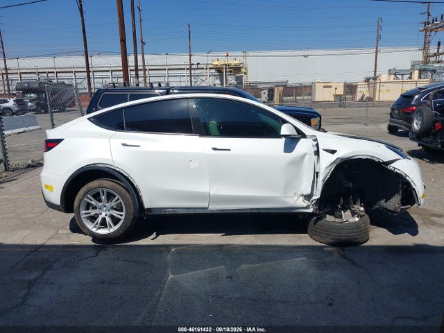 Tesla Model Y Long Range 2022 7SAYGDEE0NF353733 Image 12