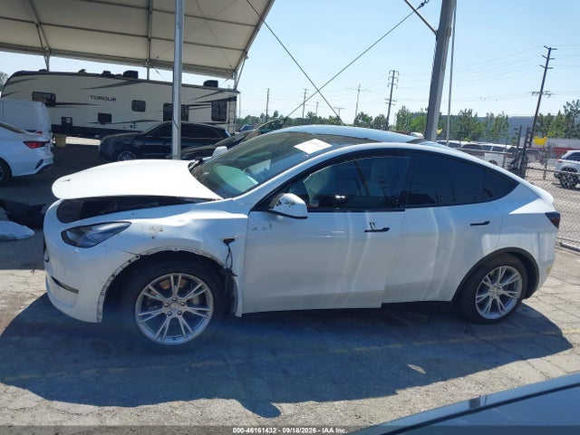 Tesla Model Y Long Range 2022 7SAYGDEE0NF353733 Image 13