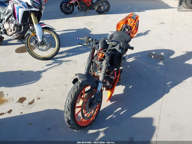 KTM 390 Duke 2017 MD2JYJ408HC270790 Image 2