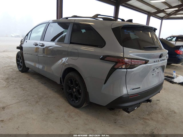 5TDCSKFC3TS236986 Toyota Sienna Woodland Edition