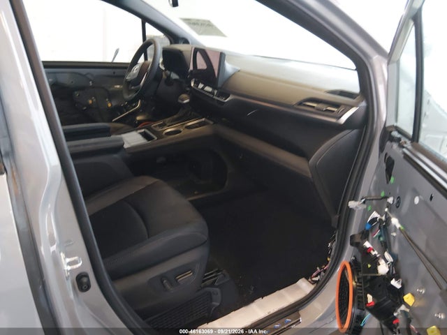 5TDCSKFC3TS236986 Toyota Sienna Woodland Edition