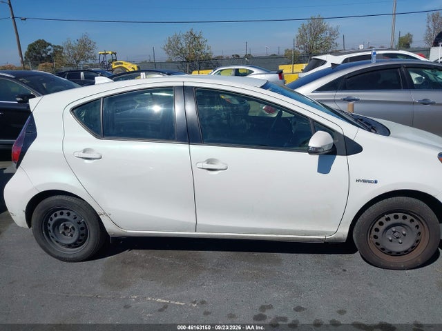 Toyota Prius C One 2016 JTDKDTB34G1117557 Image 13