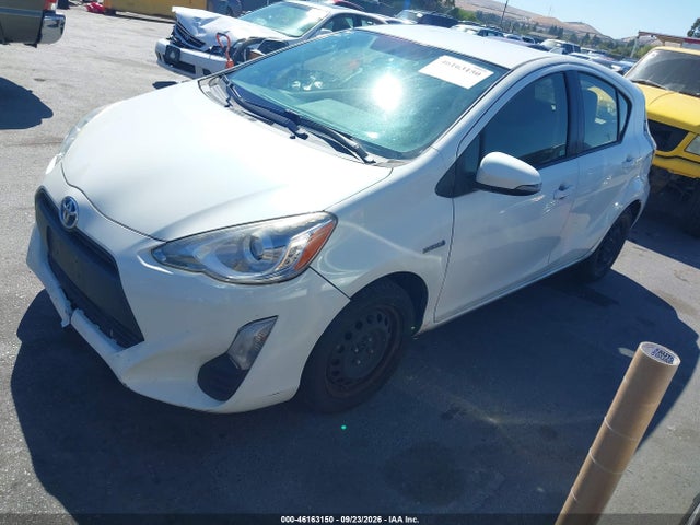 Toyota Prius C One 2016 JTDKDTB34G1117557 Image 2