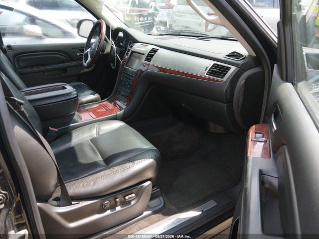 46168457 :رقم المزاد ، 1GYS3CEF6DR120413 vin ، 2013 Cadillac Escalade Premium مزاد بيع