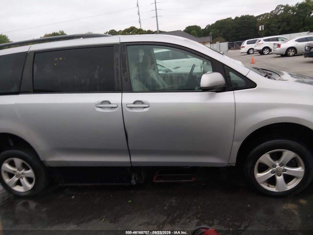 46168707 :رقم المزاد ، 5TDKK3DC5FS551006 vin ، 2015 Toyota Sienna Le 8 Passenger مزاد بيع