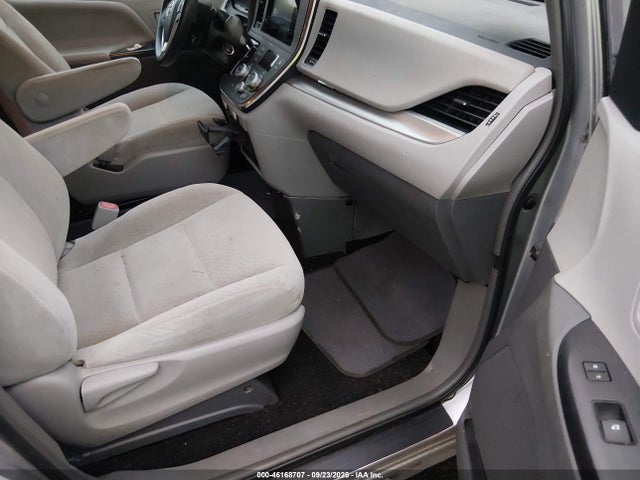 46168707 :رقم المزاد ، 5TDKK3DC5FS551006 vin ، 2015 Toyota Sienna Le 8 Passenger مزاد بيع