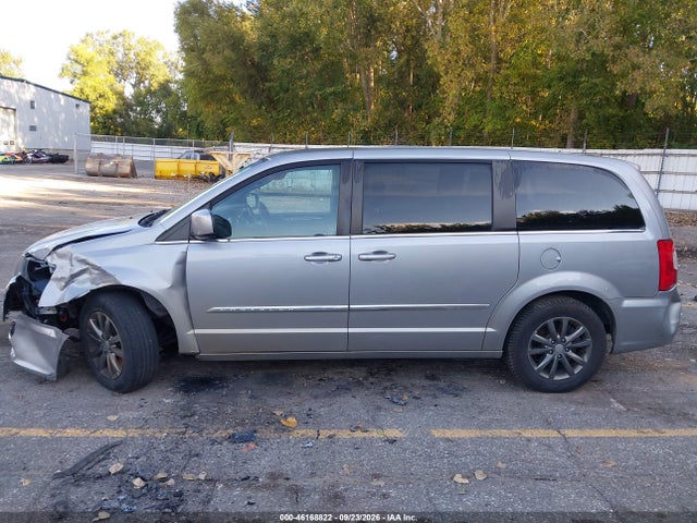 2015 Chrysler Town & Country S მანქანა იყიდება აუქციონზე, vin: 2C4RC1HG4FR698066, აუქციონის ნომერი: 46168822