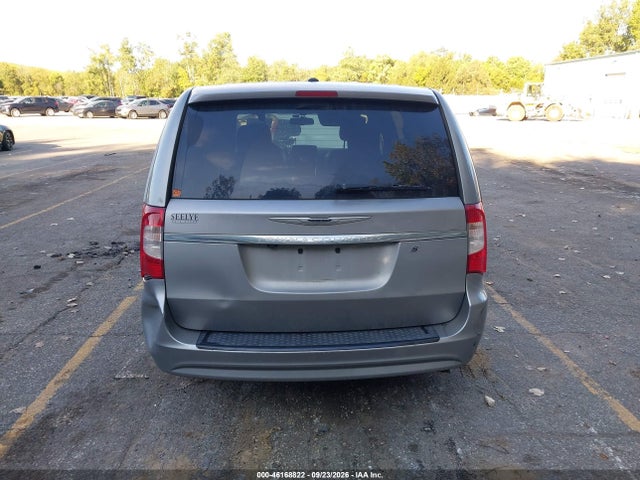2015 Chrysler Town & Country S მანქანა იყიდება აუქციონზე, vin: 2C4RC1HG4FR698066, აუქციონის ნომერი: 46168822