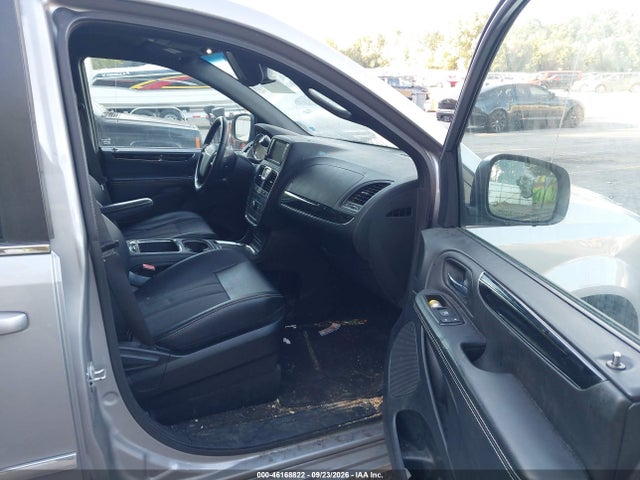 2015 Chrysler Town & Country S მანქანა იყიდება აუქციონზე, vin: 2C4RC1HG4FR698066, აუქციონის ნომერი: 46168822