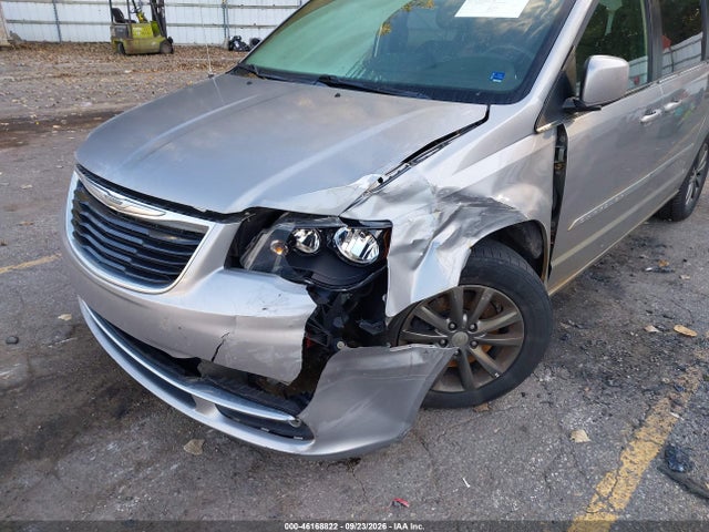 2015 Chrysler Town & Country S მანქანა იყიდება აუქციონზე, vin: 2C4RC1HG4FR698066, აუქციონის ნომერი: 46168822