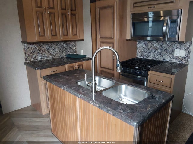 2017 Forest River Cedar Creek მანქანა იყიდება აუქციონზე, vin: 4X4FCRP23HS216142, აუქციონის ნომერი: 46170274