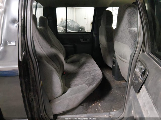 46171795 :رقم المزاد ، 1GCDT13W82K179538 vin ، 2002 Chevrolet S-10 Ls مزاد بيع