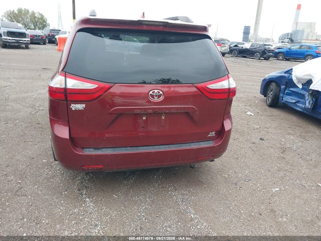 46174979 :رقم المزاد ، 5TDJZ3DC3JS204113 vin ، 2018 Toyota Sienna Le 7 Passenger مزاد بيع