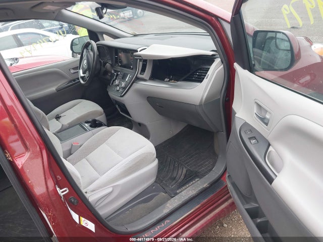 46174979 :رقم المزاد ، 5TDJZ3DC3JS204113 vin ، 2018 Toyota Sienna Le 7 Passenger مزاد بيع