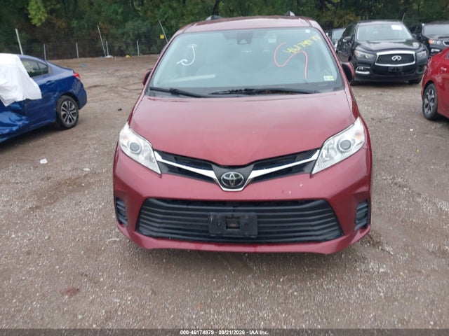 46174979 :رقم المزاد ، 5TDJZ3DC3JS204113 vin ، 2018 Toyota Sienna Le 7 Passenger مزاد بيع