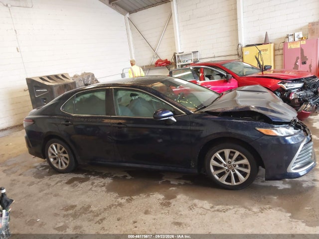 46175617 :رقم المزاد ، 4T1C11AK7NU634773 vin ، 2022 Toyota Camry Le مزاد بيع