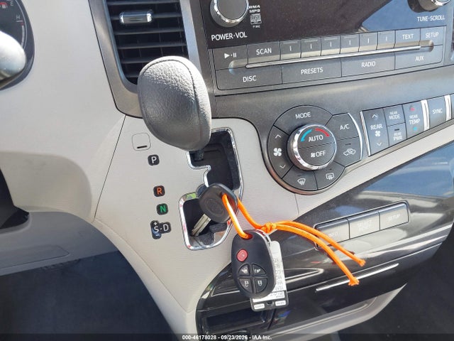 46178028 :رقم المزاد ، 5TDKK3DC8ES471097 vin ، 2014 Toyota Sienna Le V6 8 Passenger مزاد بيع