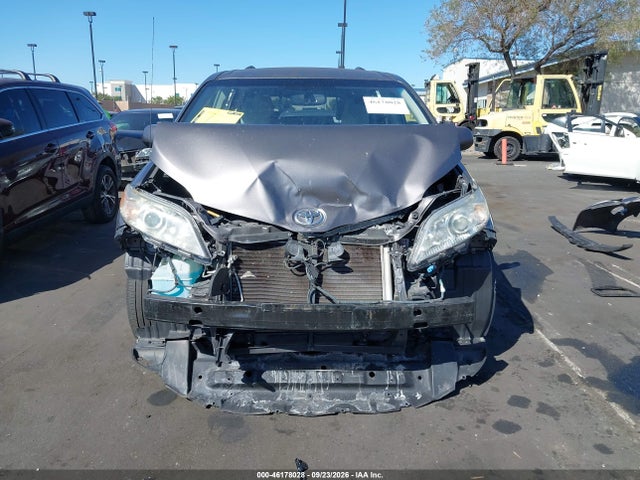 46178028 :رقم المزاد ، 5TDKK3DC8ES471097 vin ، 2014 Toyota Sienna Le V6 8 Passenger مزاد بيع