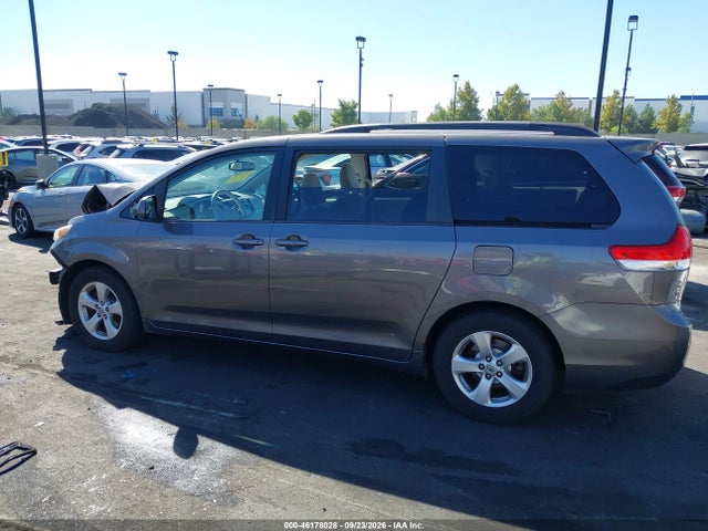 46178028 :رقم المزاد ، 5TDKK3DC8ES471097 vin ، 2014 Toyota Sienna Le V6 8 Passenger مزاد بيع
