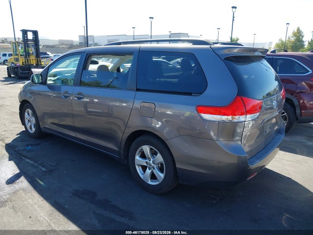 46178028 :رقم المزاد ، 5TDKK3DC8ES471097 vin ، 2014 Toyota Sienna Le V6 8 Passenger مزاد بيع