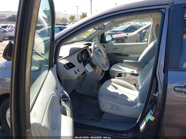 46178028 :رقم المزاد ، 5TDKK3DC8ES471097 vin ، 2014 Toyota Sienna Le V6 8 Passenger مزاد بيع