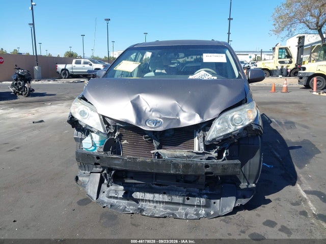 46178028 :رقم المزاد ، 5TDKK3DC8ES471097 vin ، 2014 Toyota Sienna Le V6 8 Passenger مزاد بيع