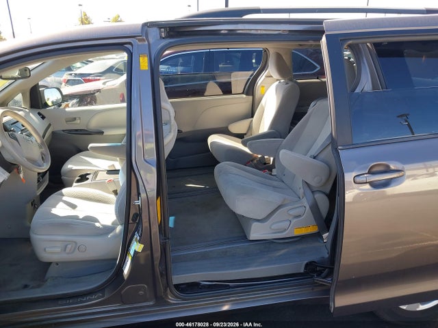 46178028 :رقم المزاد ، 5TDKK3DC8ES471097 vin ، 2014 Toyota Sienna Le V6 8 Passenger مزاد بيع